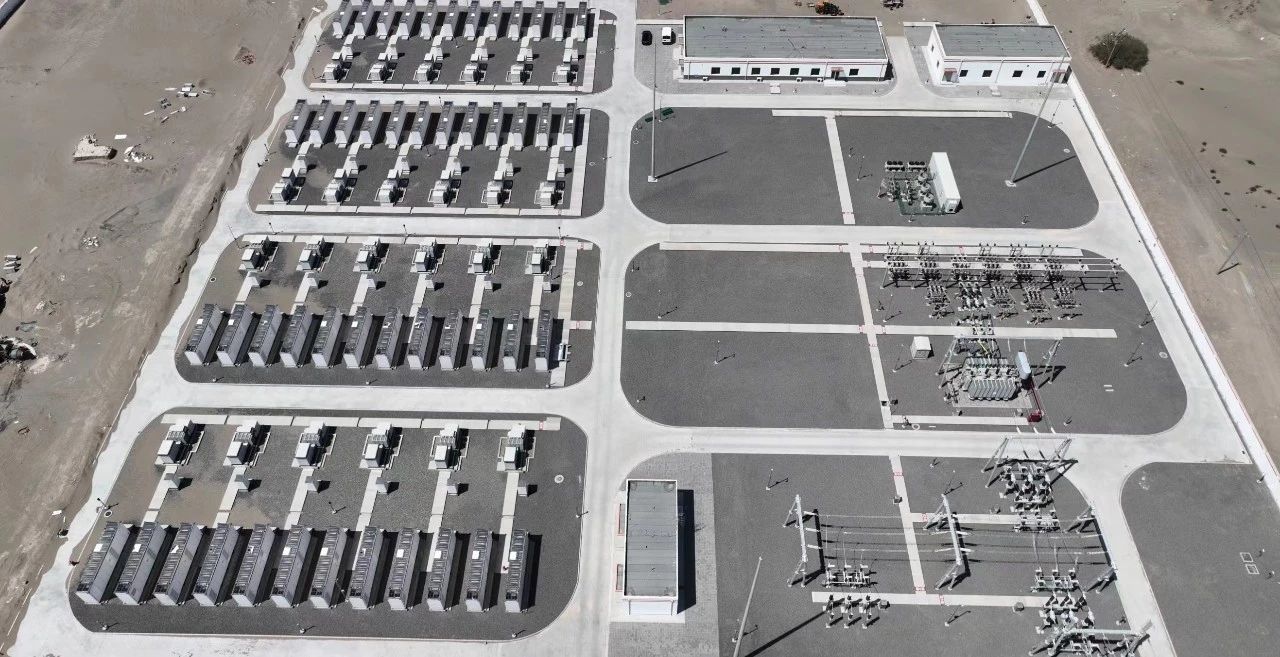 晶科科技首个独立共享储能电站与国家第一批沙戈荒大基地光伏项目同步并网